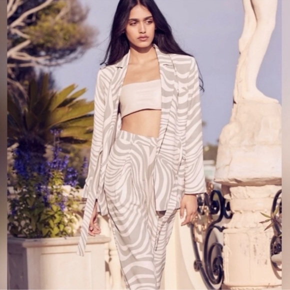 MISA Los Angeles The Kelsey Jacket 
Abstract w/Belt and Pockets, NWT
$145 $450 - Picture 4 of 4